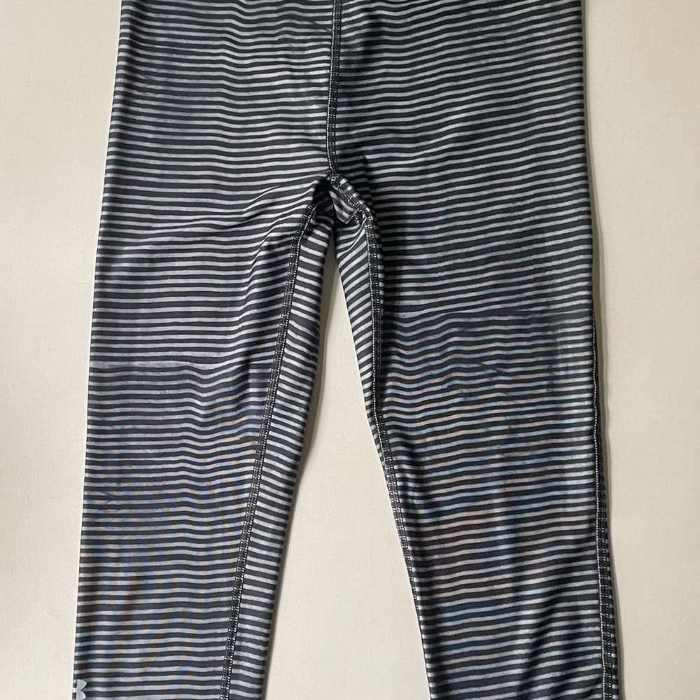 Under Armour Black and Gray Capri Heat Gear Compression‎ Leggings sz small